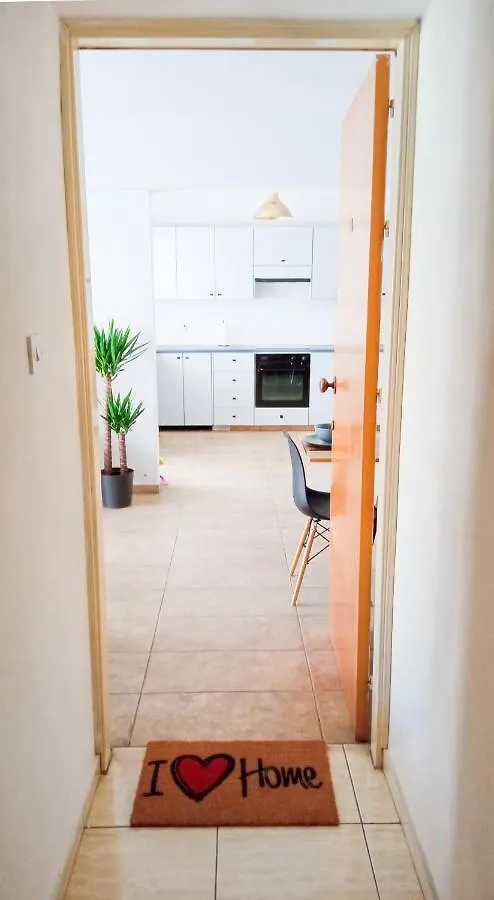 Homestay Luxury Private Rooms -Sea View, Netflix, Gym- 5 Min From Beach! - Private Room In Shared Apartment Larnaca