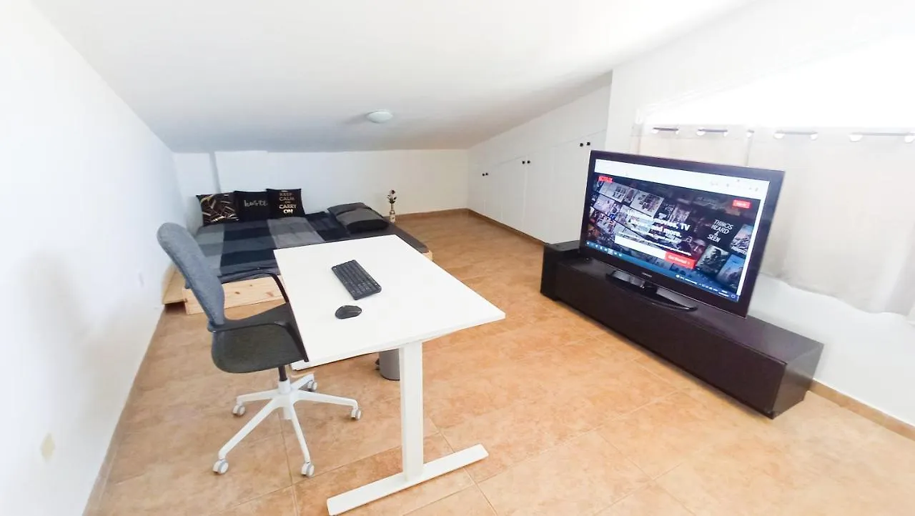 בית אירוח לרנקה Luxury Private Rooms -Sea View, Gym- 5 Min From Beach! - Private Room In Shared Apartment